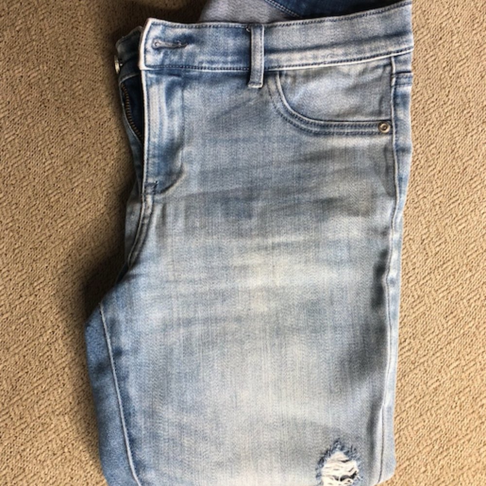 New York and Company Light Was Crop Denim Jegging